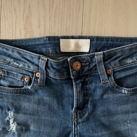 The Casting jeans, mid rise, blue lightly distressed. Size 25 - Picture 2 of 2